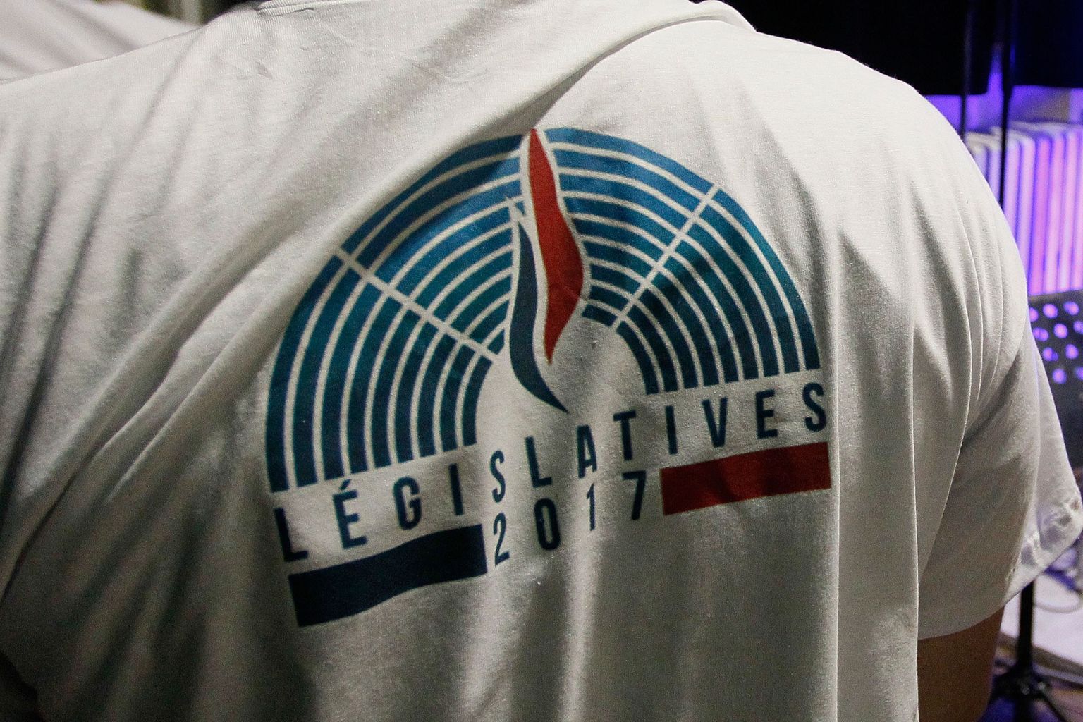 Prantsusmaa Rahvusrinde toetaja partei logoga T-särgis.