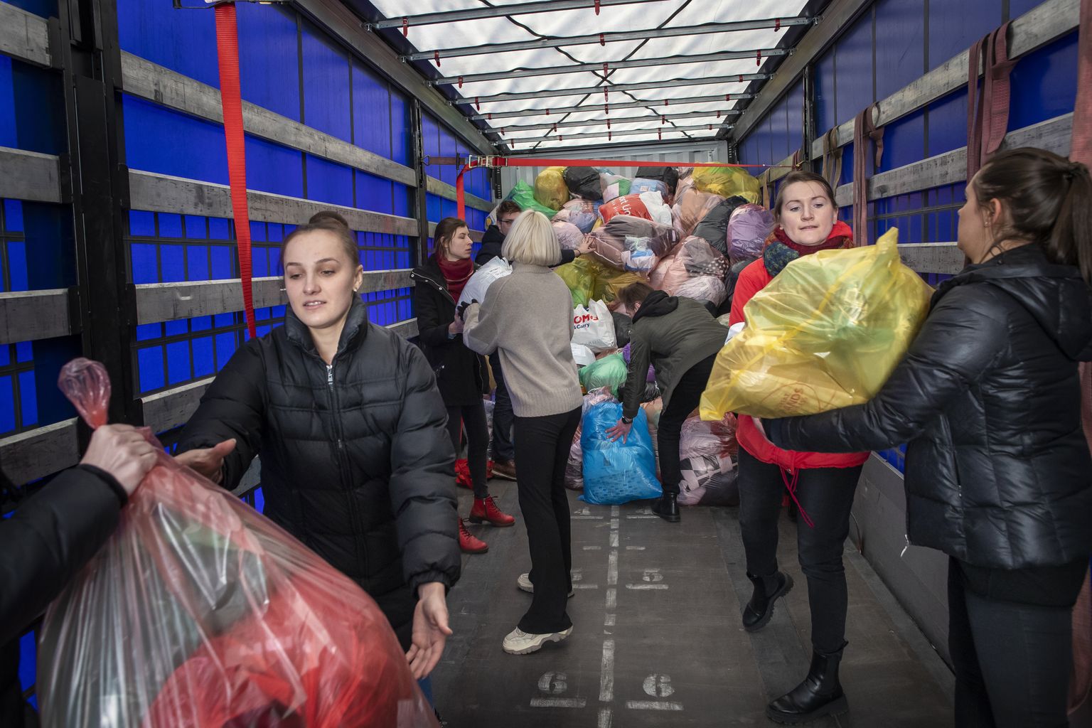 Vilniuse vabatahtlikud 28. veebruaril põgenikele mõeldud humanitaarabiga.