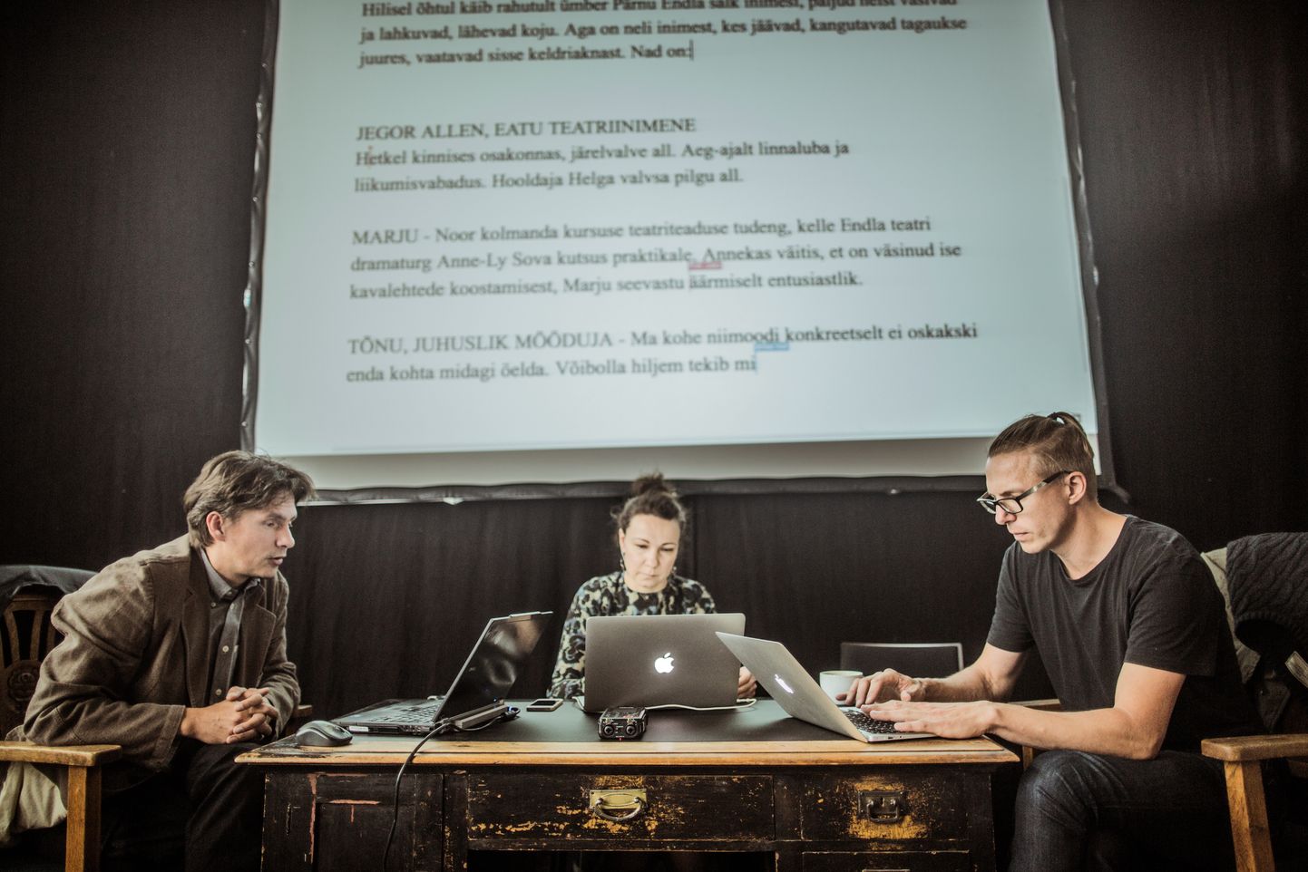 Näidendi autorid Mart Aas (vasakult), Piret Jaaks ja Urmas Vadi septembris 2019.