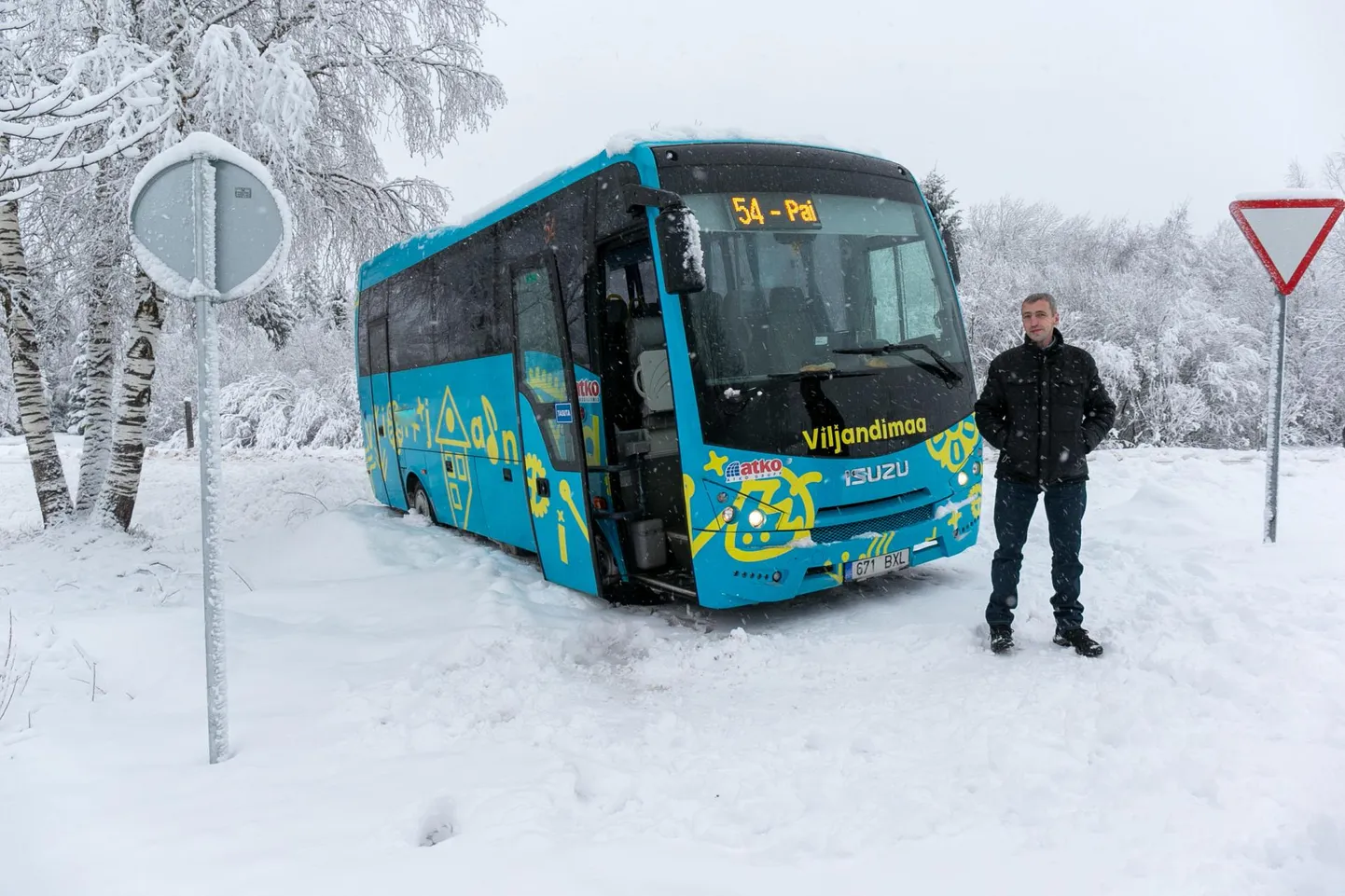 Bussijuht Aivar Krimmi sõnul oli teelt väljasõitmise hetkel peale tema sõidukis üheksa inimest.