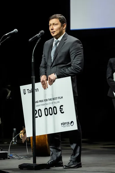 Михаил Кылварт вручает денежную премию. 