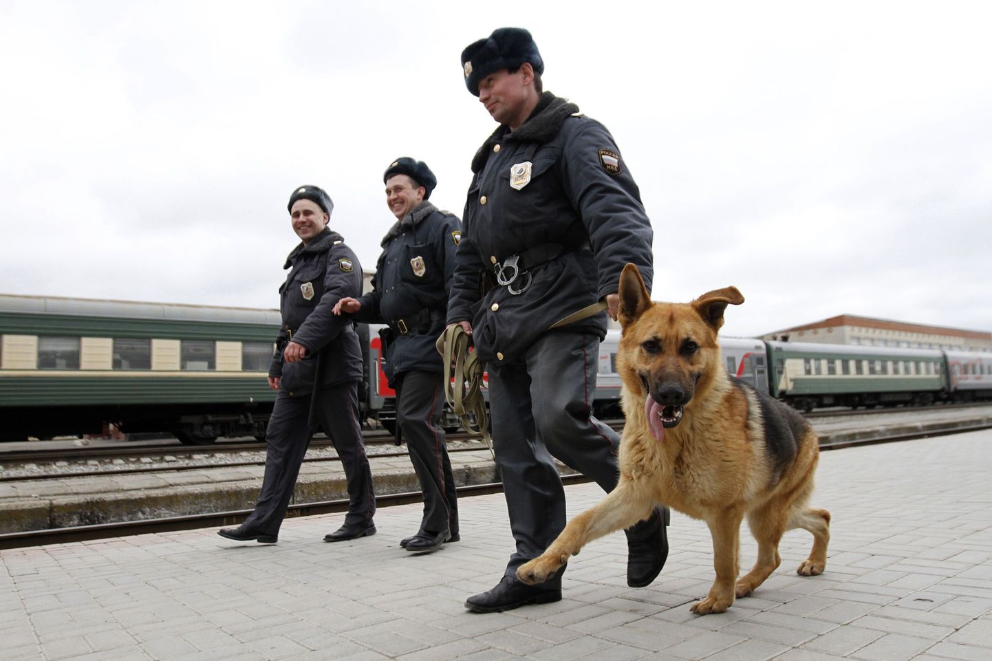 Vene siseministeeriumi patrull koos koeraga raudteejaamas.