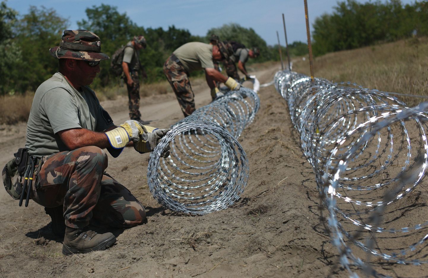 Ungari sõdurid ehitamas riigipiirile tara