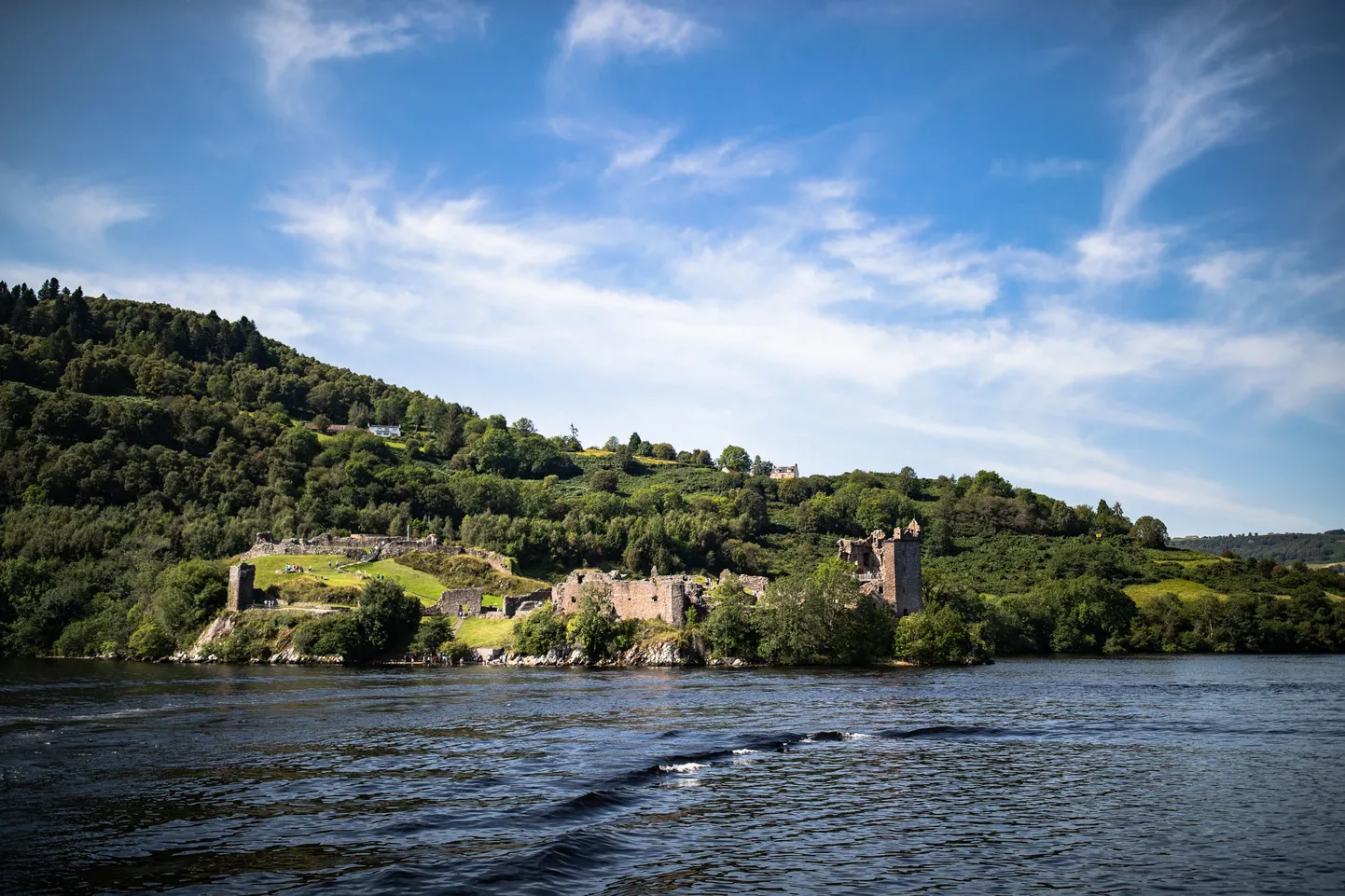 Šotimaa Loch Nessi järv ja Urquharti kindlus. Alates 1934. aastast on sellest järvest otsitud Loch Nessie koletist