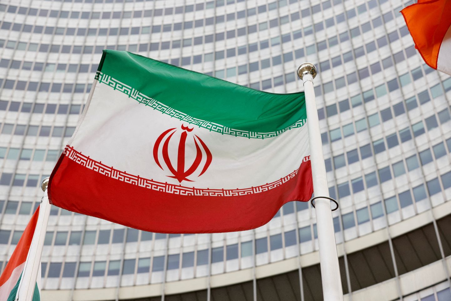 Iraani lipp lehvimas Rahvusvahelise Aatomienergiaagentuuri (IAEA) peakorteri ees Viinis.