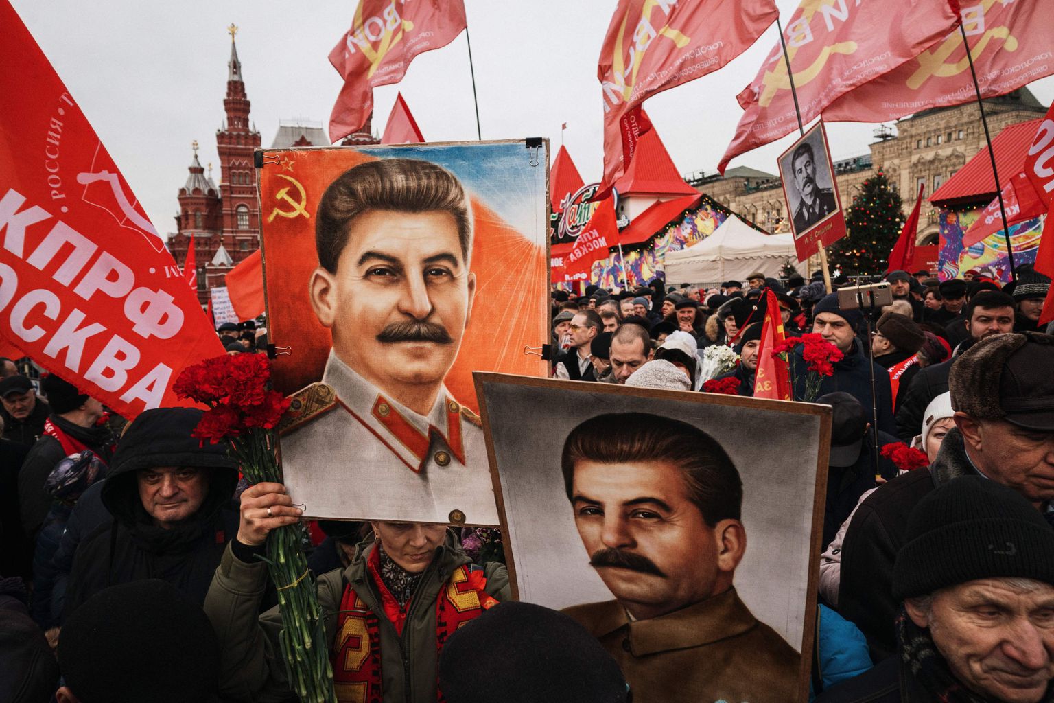 Члены КПРФ и представители других левых партий, движений и общественных организаций возложили цветы к месту захоронения Сталина.