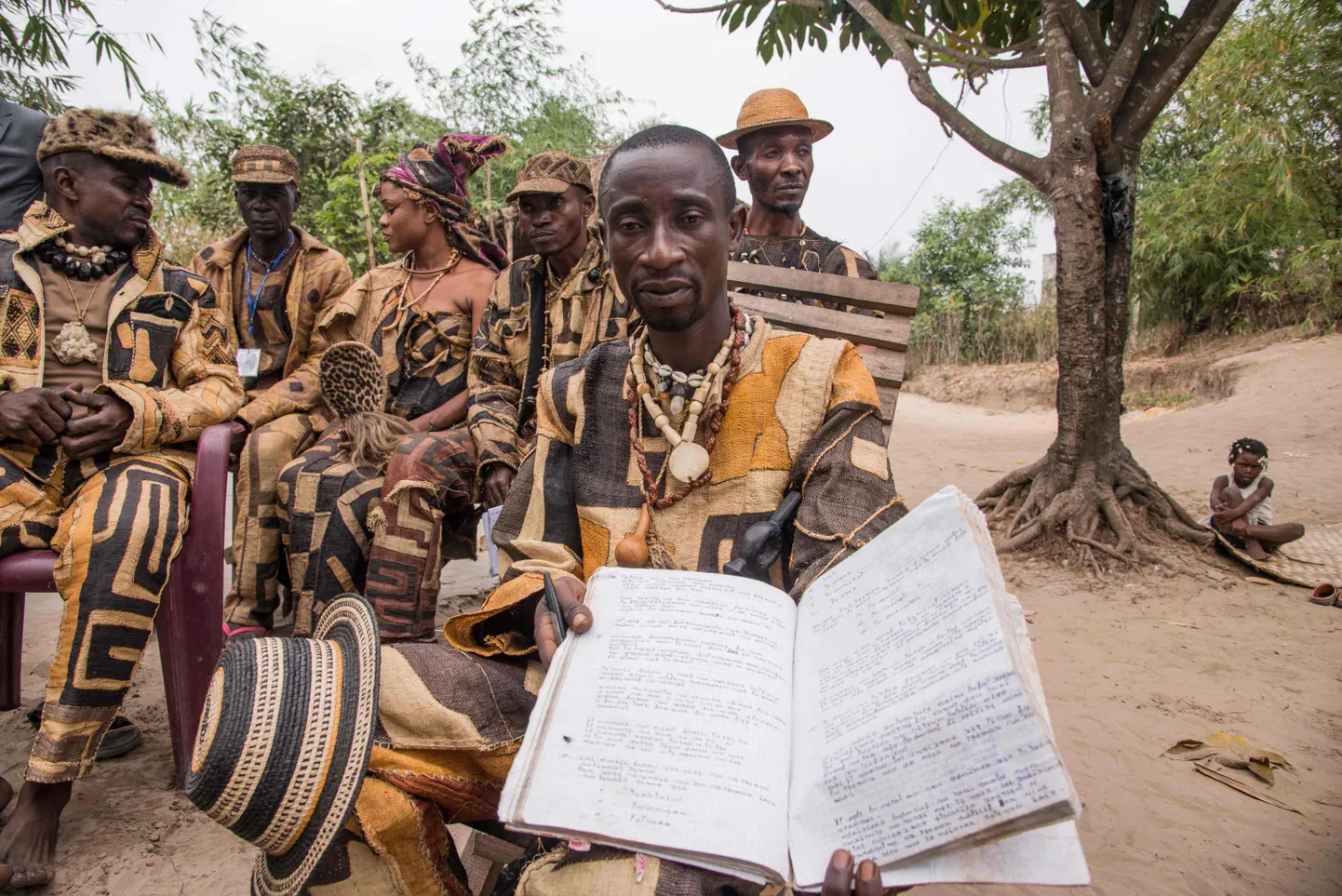 Kongo ühe hõimu esindaja näitab käekirja
