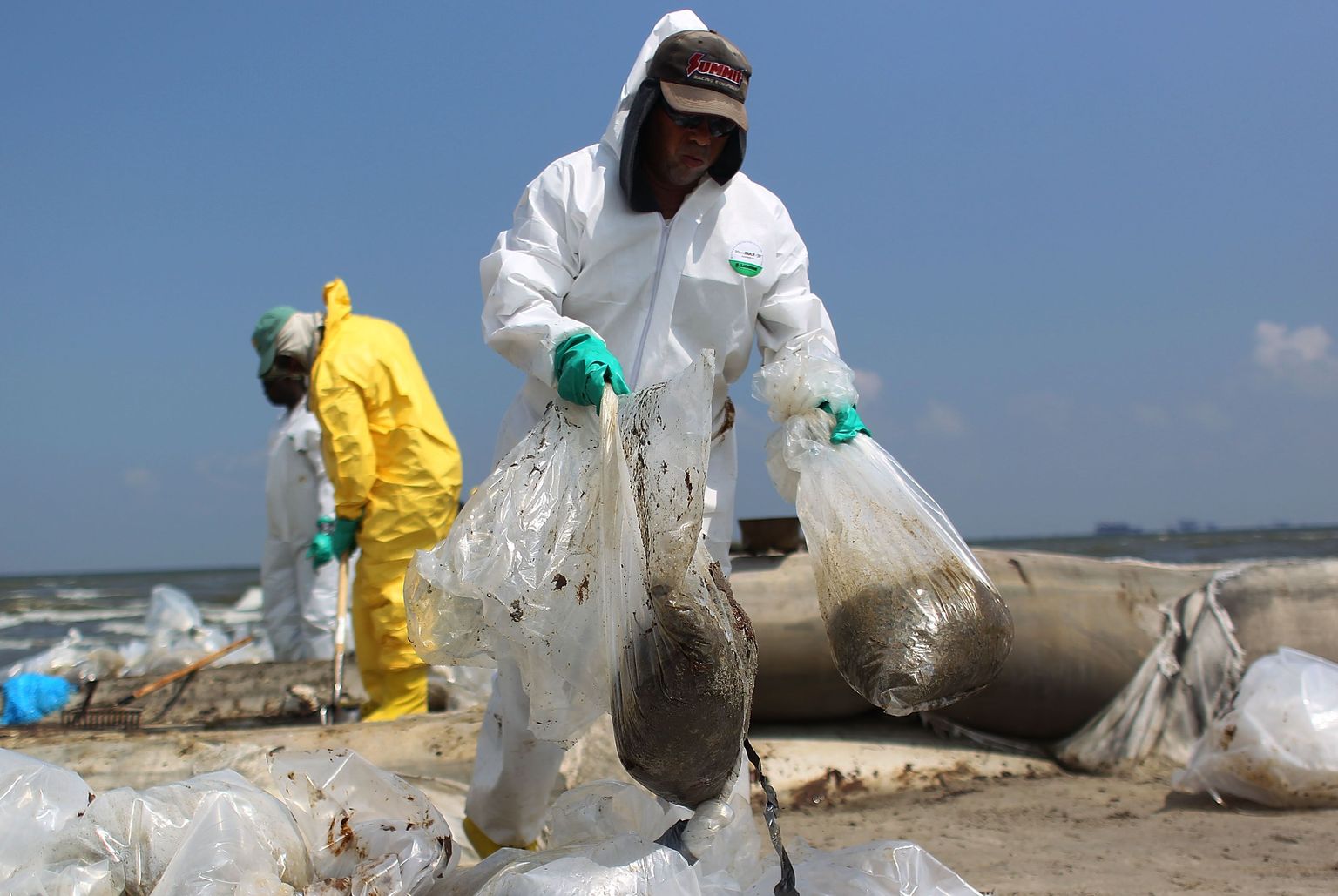 BP puhastusmeeskond üleeile Louisiana osariigis Port Fourchonis rannale uhtunud naftat eemaldamas.