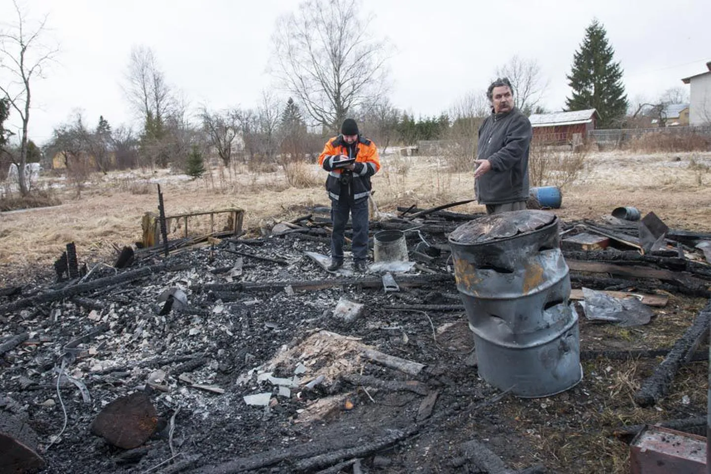 Mõisaküla elanikud elavad süütamiste hirmus. Neljapäeval toimetas Heinamaa tänava tulekahjupaigal päästeameti ekspert Illar Toots, kellele jagas selgitusi kõrvalmaja ainus elanik, põlenguõhtul kodus olnud Ivar Juhanson.