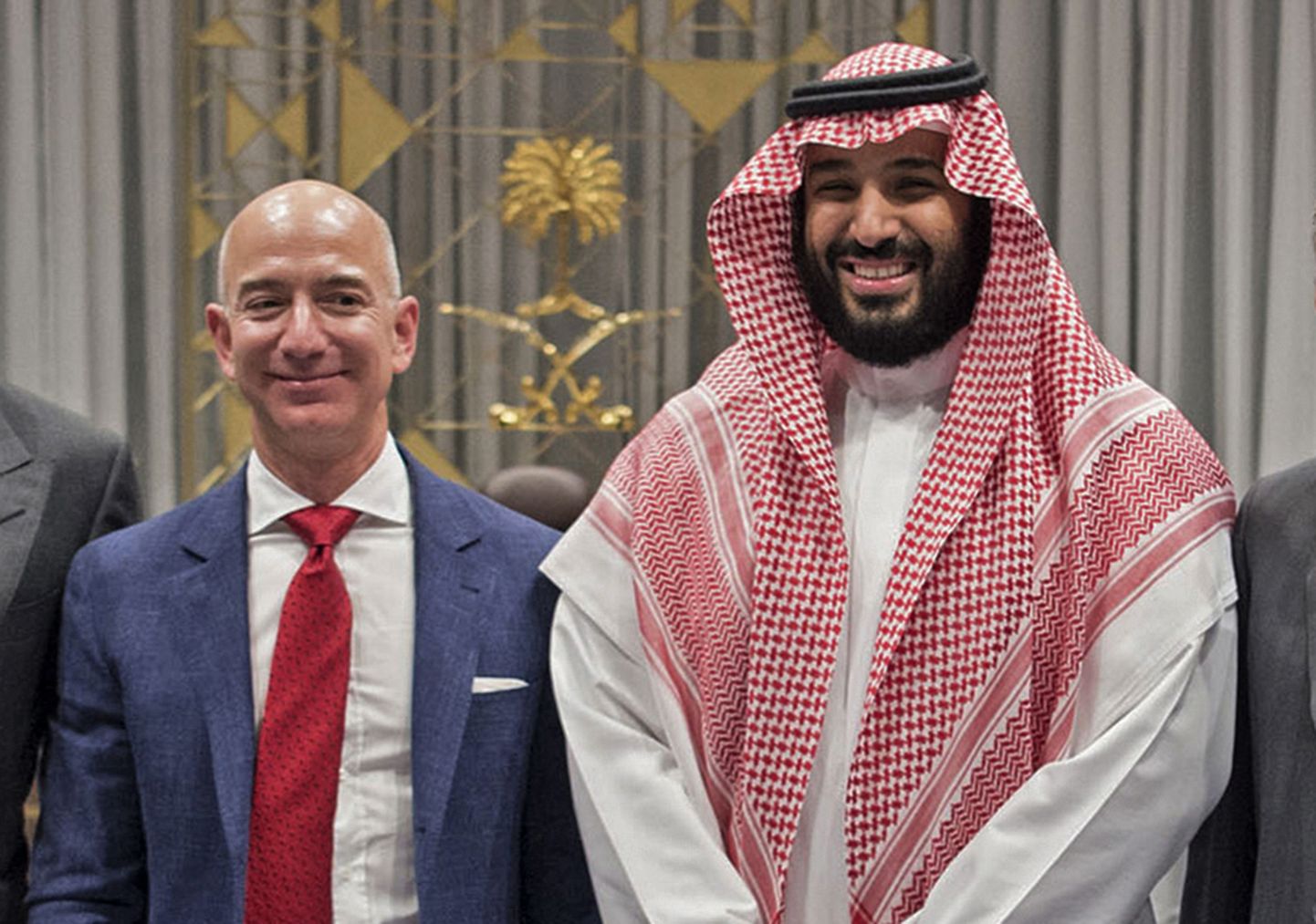 Maailma rikkaim inimene Jeff Bezos ja Saudi kroonprints Mohammed bin Salman 2016. aastal Saudi Araabias.