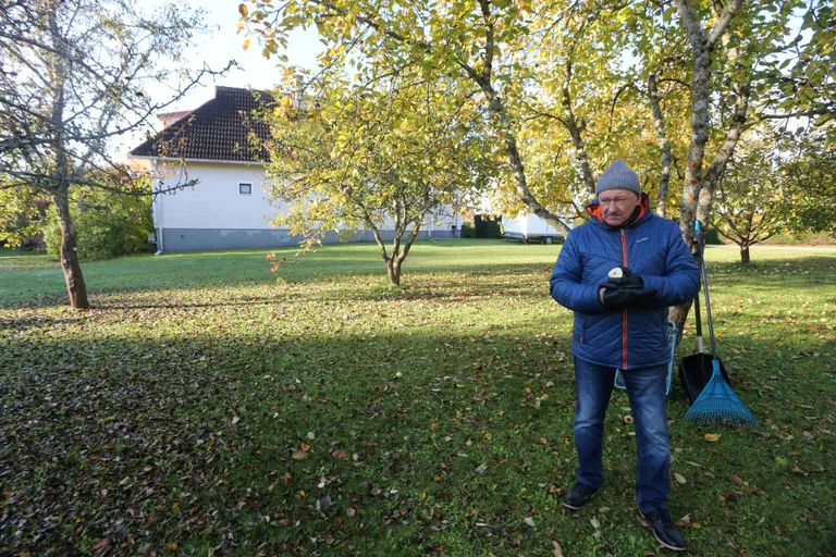 Vahur Jaakma majapidamist eraldab Alar Karise kodust (taamal) vaid mõtteline piir viljapuude taga. Jaakma loodab, et kõrget planku sinna ei tule ka.