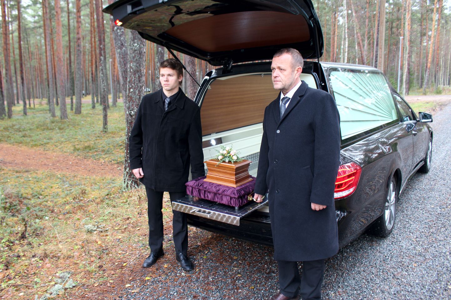 Võru Matusetalitus OÜ juhatuse liige Ott Reimets (vasakul, pildil koos teise juhatuse liikme Andrus Andrus Rattasepaga) ütles, et nemad katkestasid koostöö Läti matusebürooga juba aprilli keskel ja avarii teinud auto polnud nende juurde teel.