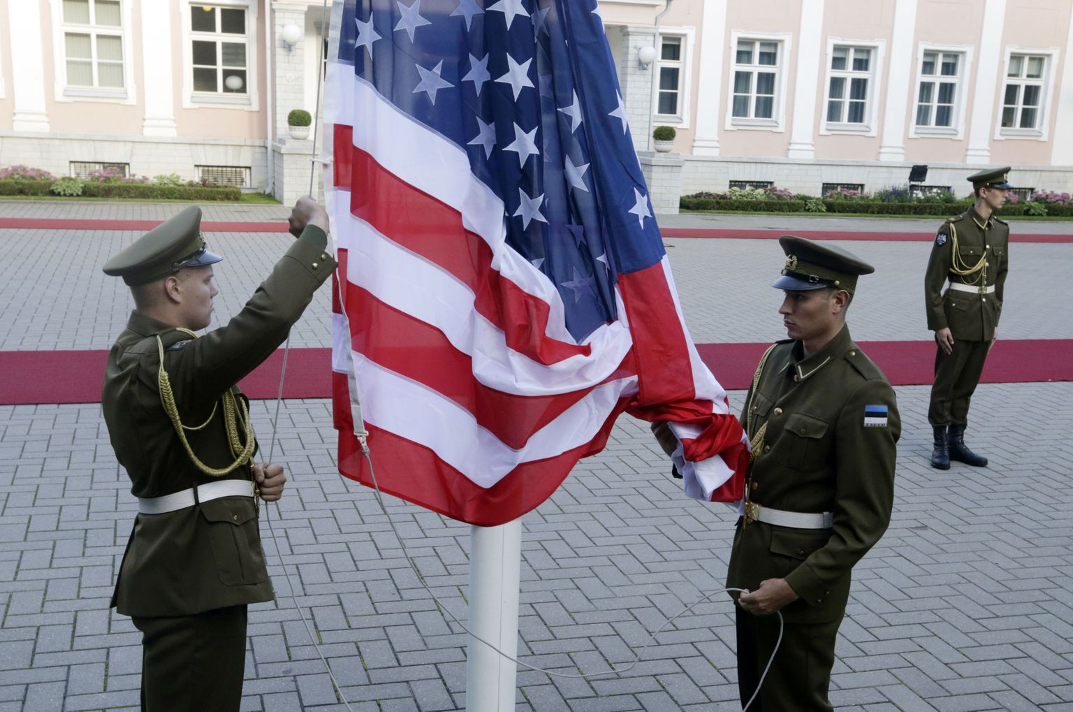 Eesti sõjaväelased USA lippu vardasse heiskamas.