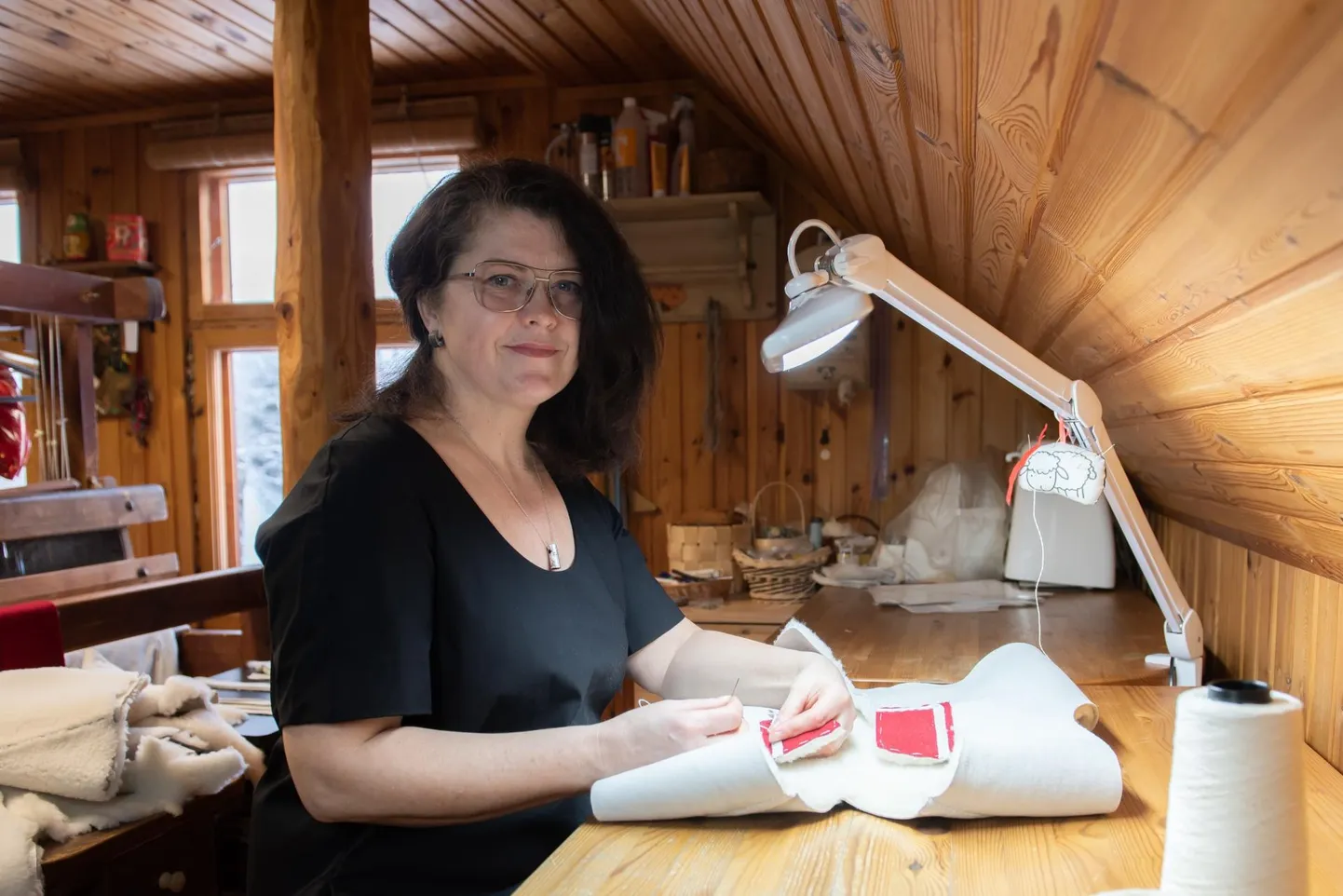 Made Uus valmistas president Kersti Kaljulaidile kasuka tänavuse aastapäeva vastuvõtu tarbeks.