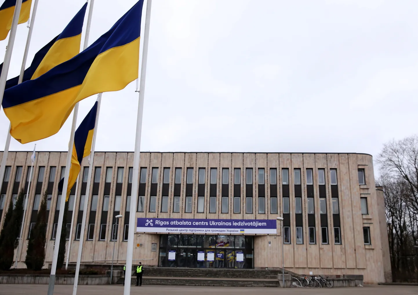 Rīgas Kongresu namā darbu uzsācis Rīgas atbalsta centrs Ukrainas iedzīvotājiem, lai sniegtu iespējami pilnvērtīgu palīdzību Ukrainas pilsoņiem un viņu ģimenes locekļiem, kuri izceļo no Ukrainas vai kuri nevar atgriezties Ukrainā saistībā ar Krievijas izraisīto karu.