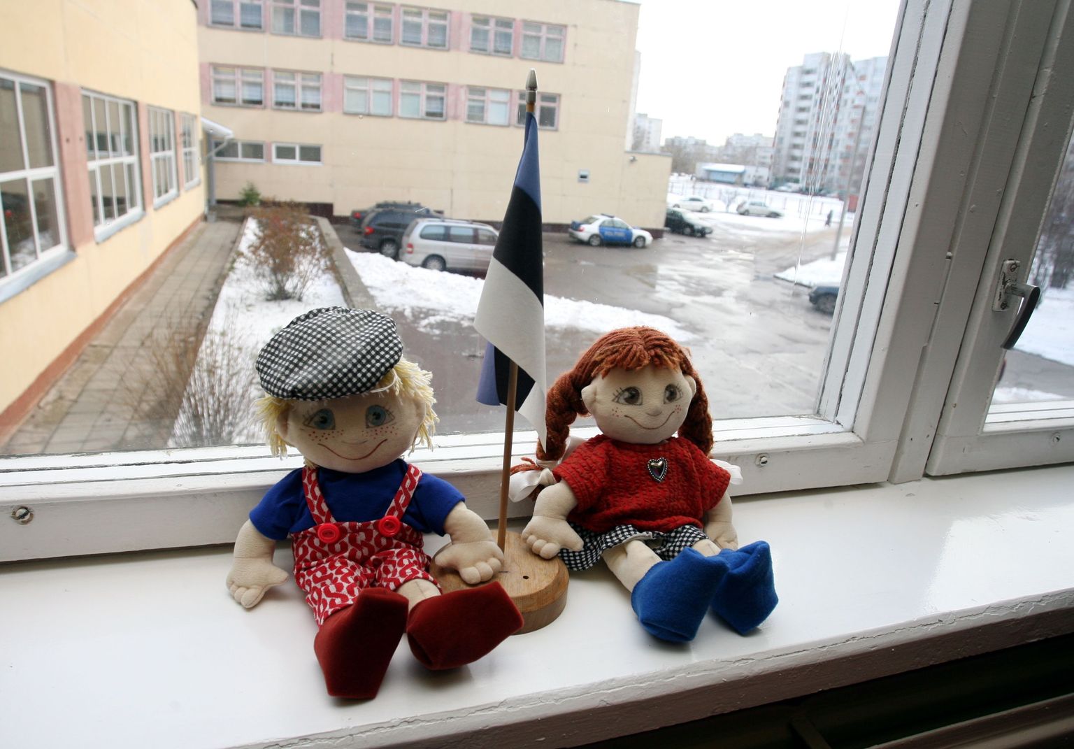 Eesti Vabariigi president Toomas Hendrik Ilves külastas Ida- Virumaad.  President külastas  Narva Humanitaargümnaasiumi ja andis seal kodanikuõpetuse tunni.  Pildil on nukud klassiruumi aknal.