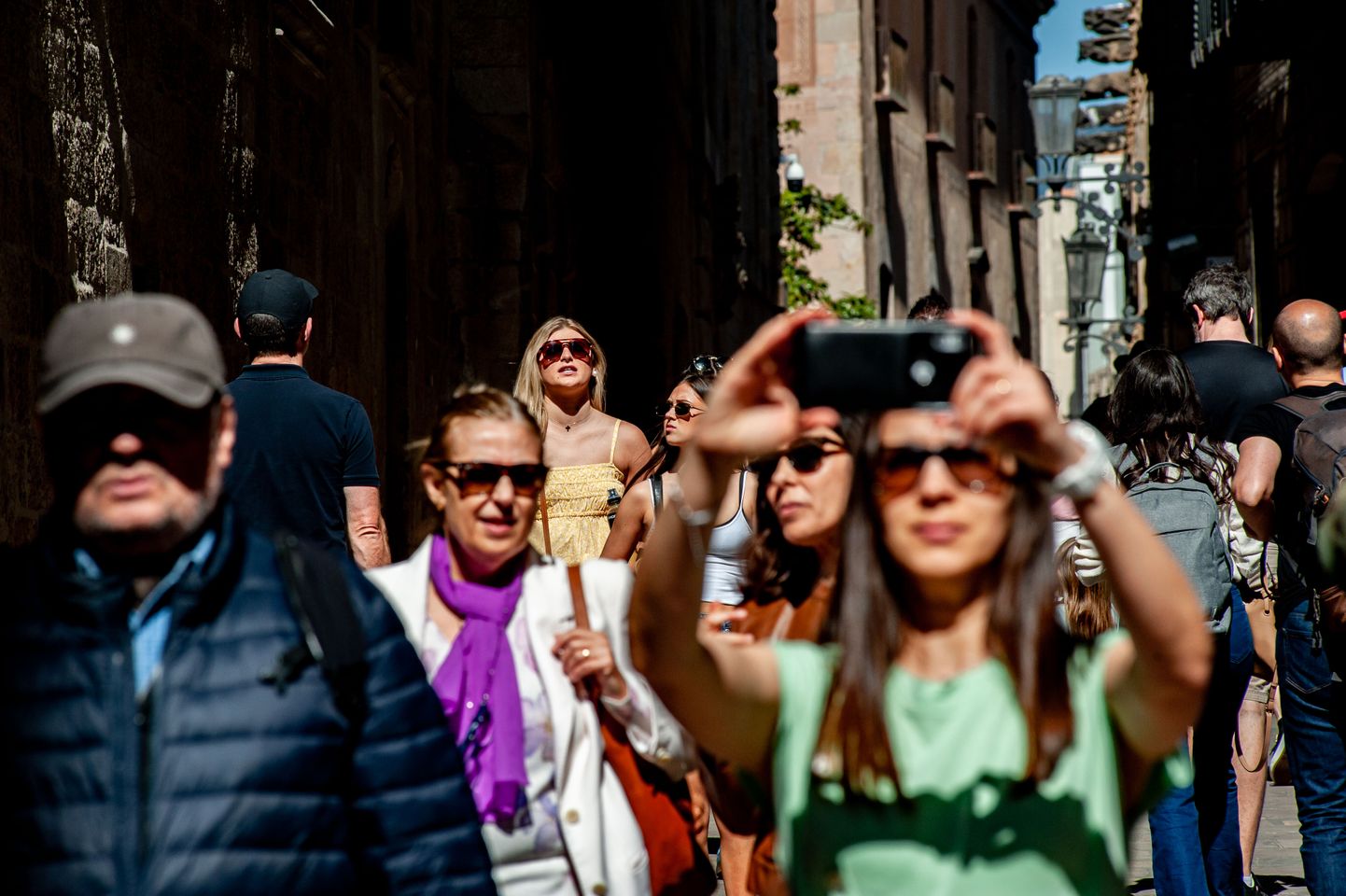 Turistid Barcelona gooti kvartali tänavatel.