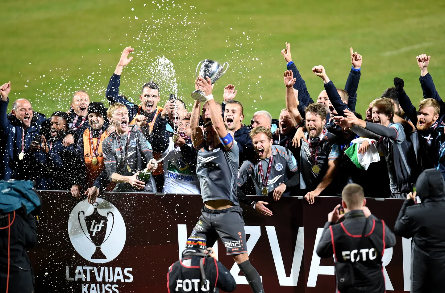 "Riga" futbolisti līksmo pēc uzvaras Latvijas kausa izcīņā 2018. gadā