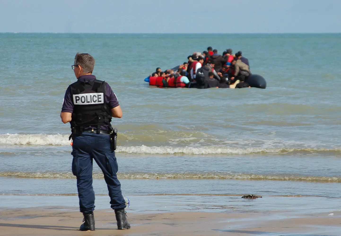 Prantsusmaa politseinik seisab rannal, kus käib operatsioon takistamaks põgenikel ebaseaduslikult Ühendkuningriiki minna, 18. juulil 2023.
