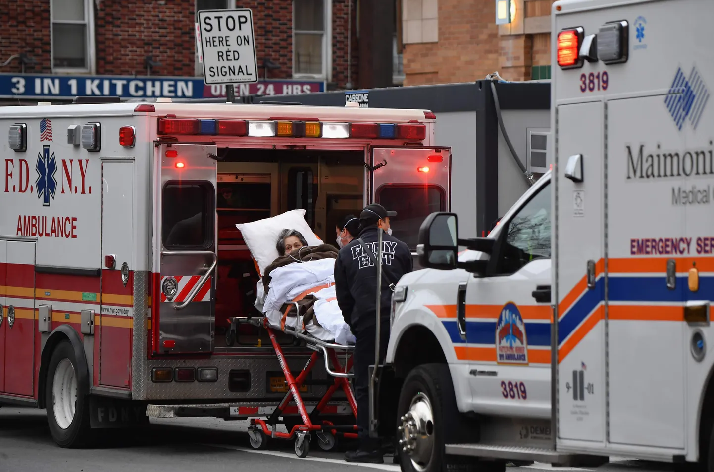 Kiirabitöötajad toimetamas koroonahaiget New Yorgi haiglasse. Foto on illustratiivne.