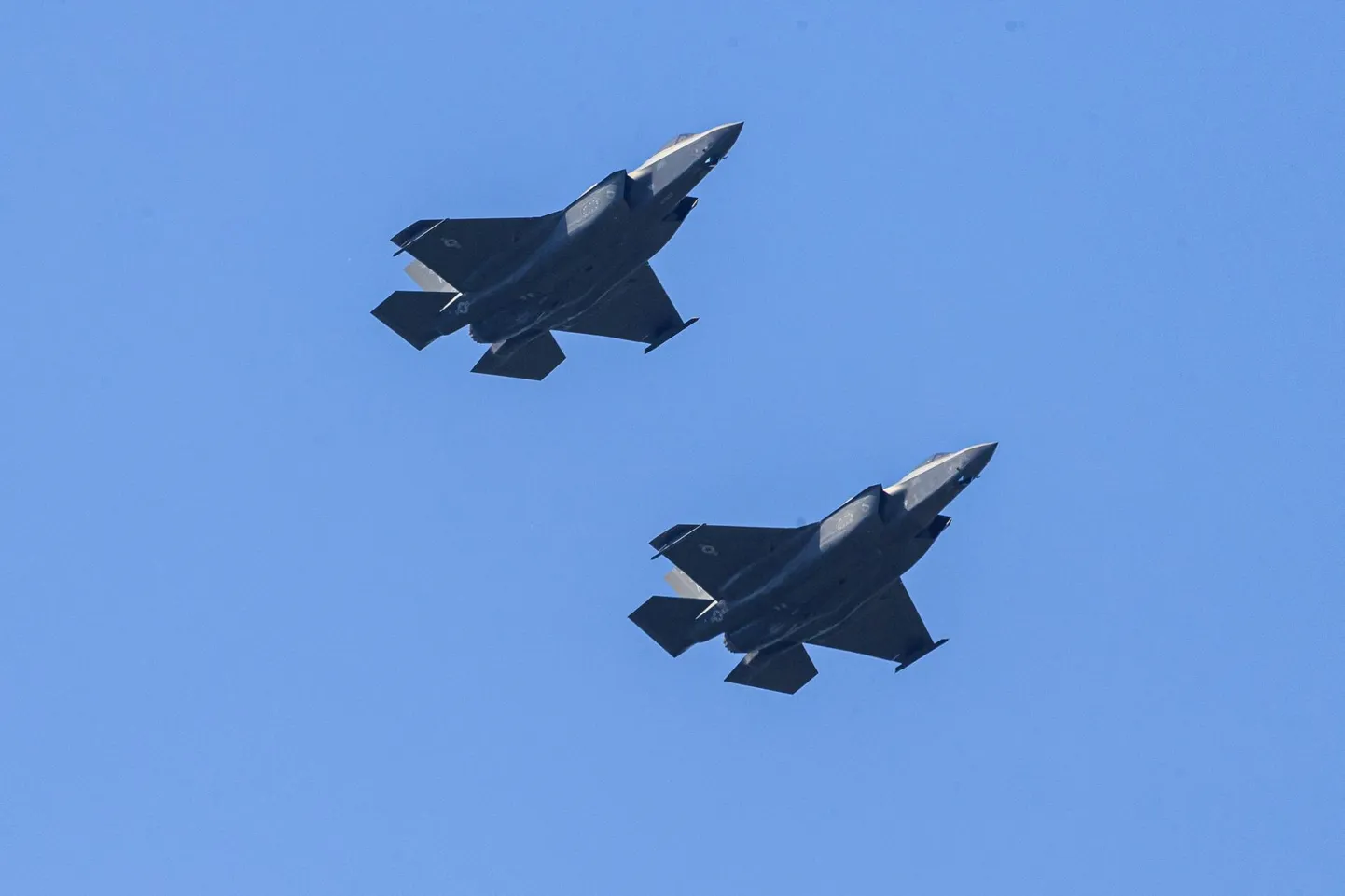 Hävitajad F-35 Ämari lennuvälja kohal.