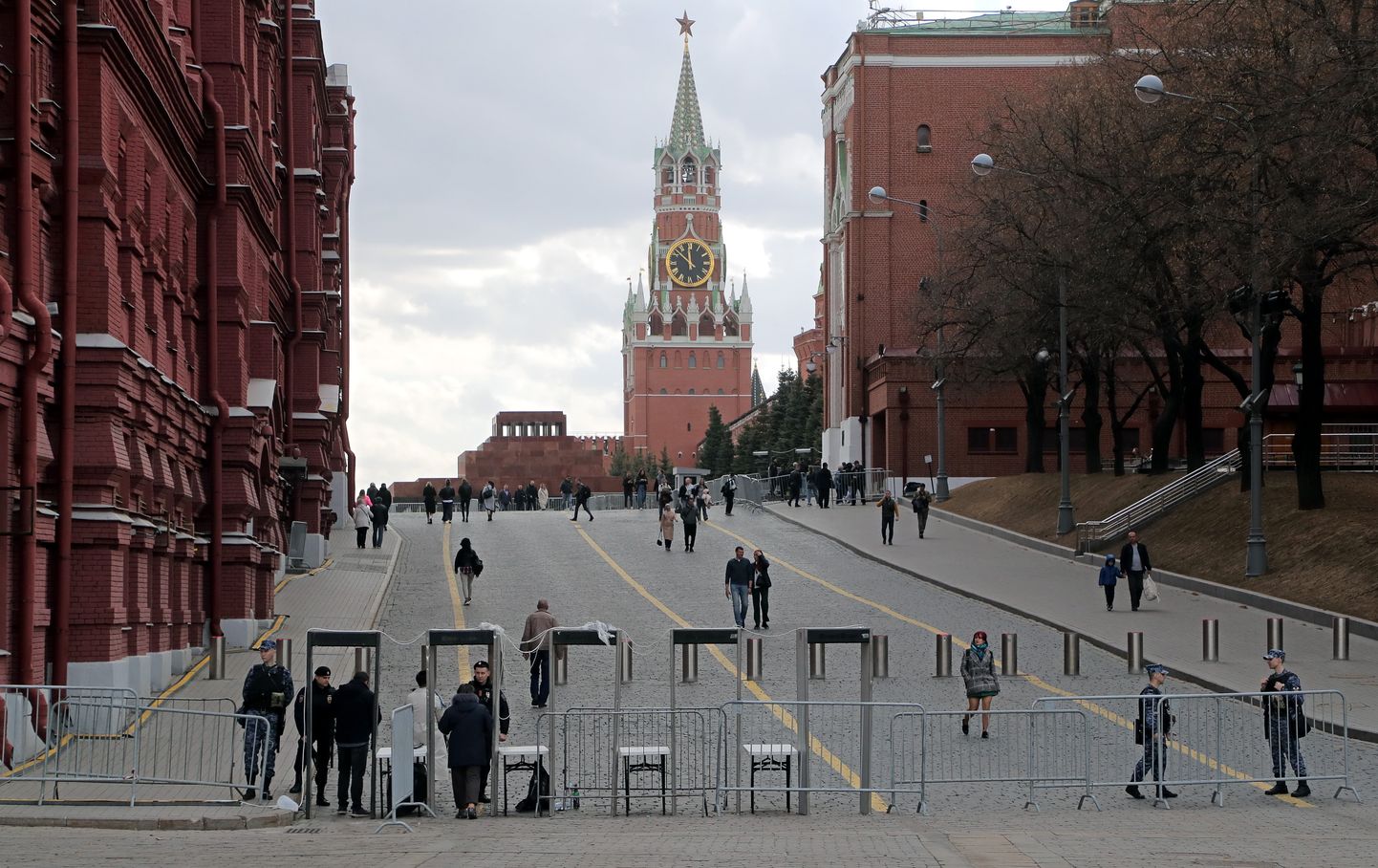 Vene politseinikud valvavad Moskvas Punasel väljakul Kremli juures.