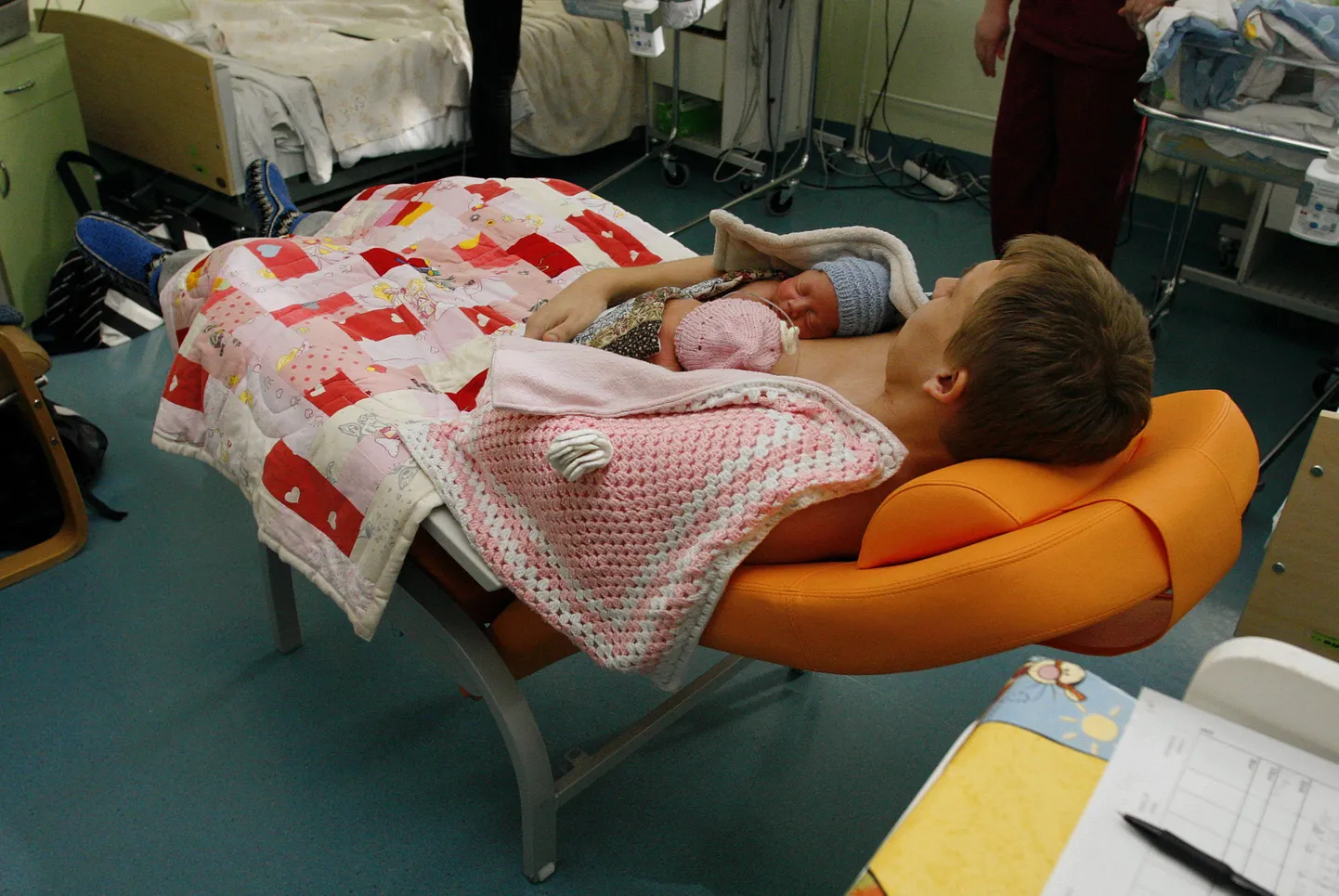 Üks noorte annetuste toel soetatud kängurutool on praegu vastsündinute osakonna palatis, kus kosuvad seitsmenädalased kaksikud Lenna ja Georg.