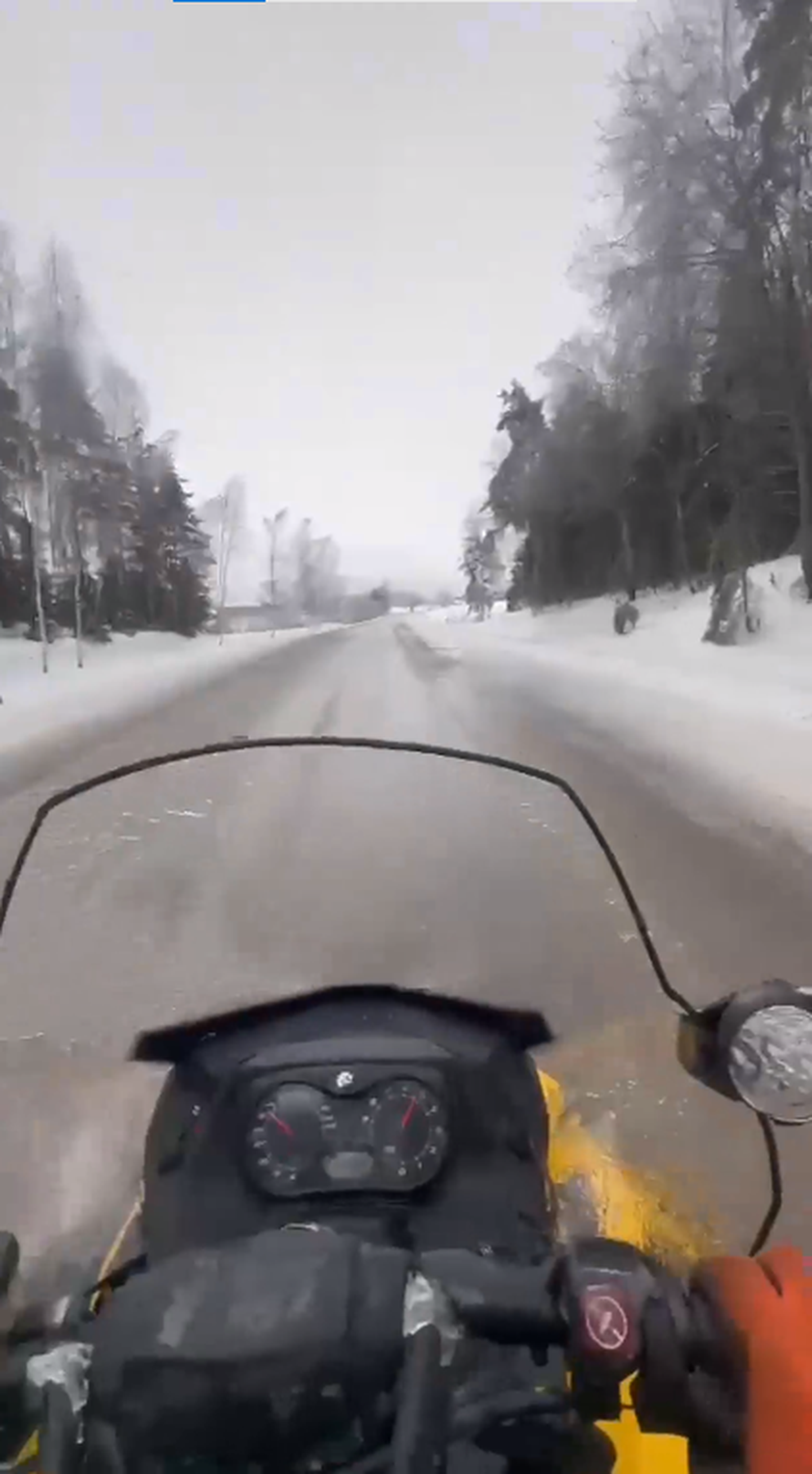 На снегоходе по обледенелой дороге: очевидцы запечатлели последствия ледяного дождя