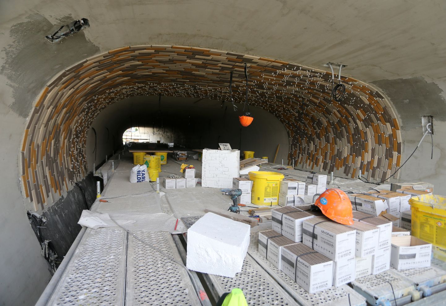 TRT02:VIADUKT  : TARTU  EESTI   04JUN21 
Riia-Vaksali ristmiku uues tunnelis alustati plaatimisega.
 sa/Foto SILLE ANNUK / TARTU POSTIMEES