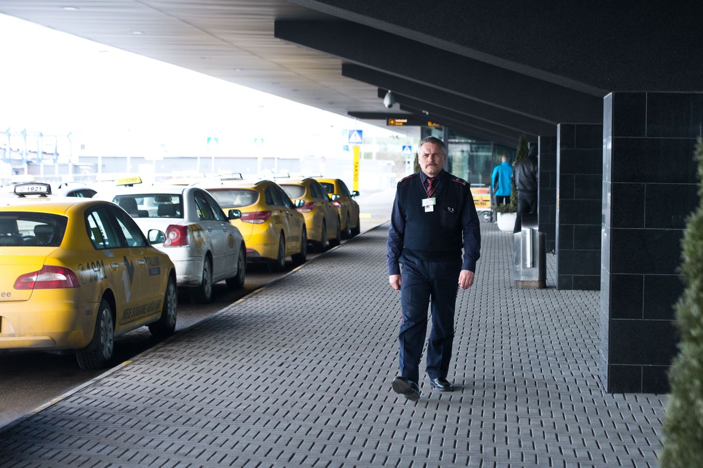 G4Si turvatöötaja Aleksandr Meigas Tallinna lennujaamas.