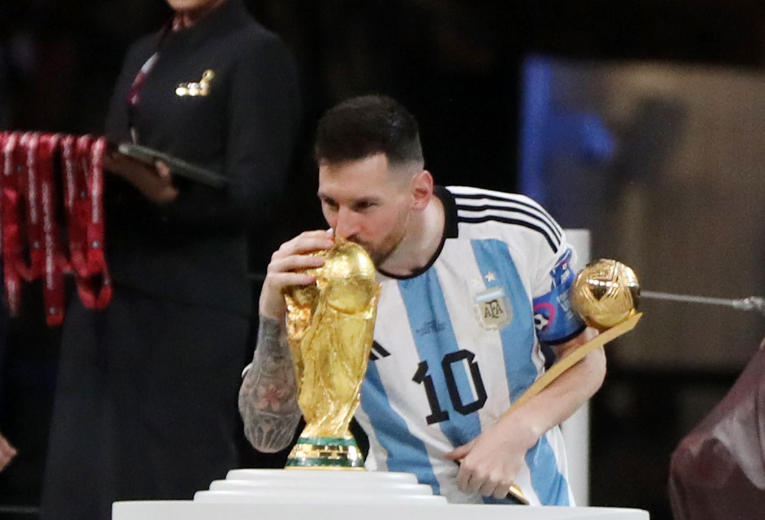 Argentina ründaja Lionel Messi, kellel on käes parima mängija auhind, suudlemas 18. detsembril 2022 MMi karikat