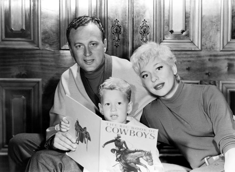 Carol Channing (paremal), Charles Lowe ja nende poeg Chan Lowe umbes 1957. aastal.