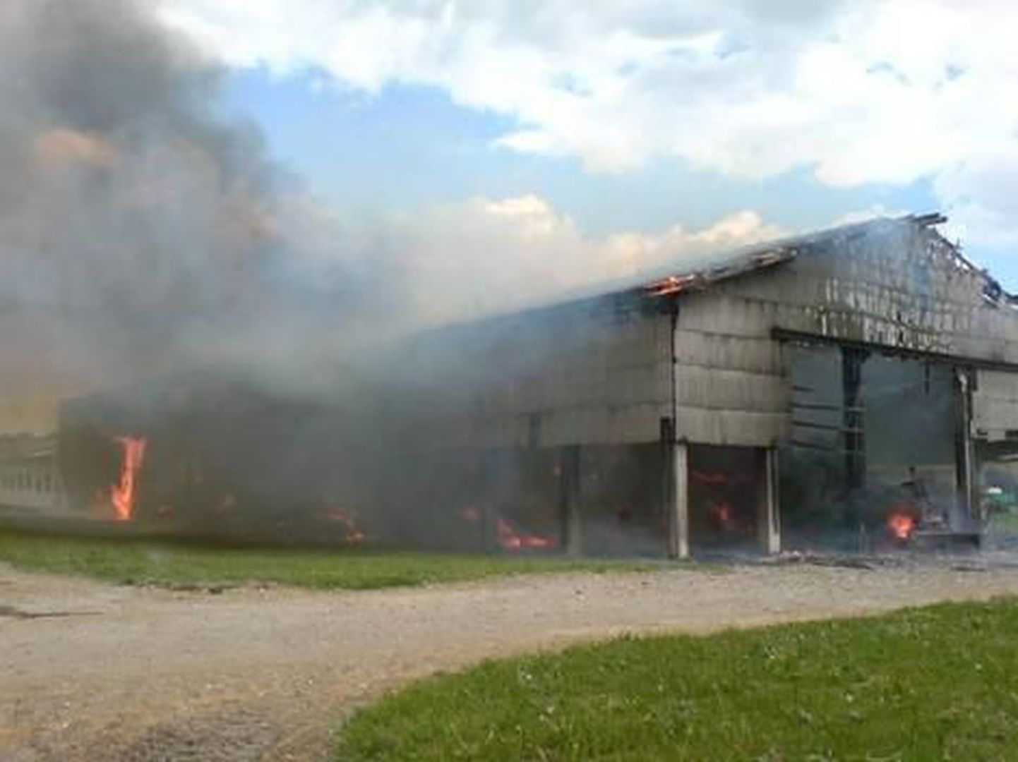 Пожар на сенохранилище 06.06.2011.
