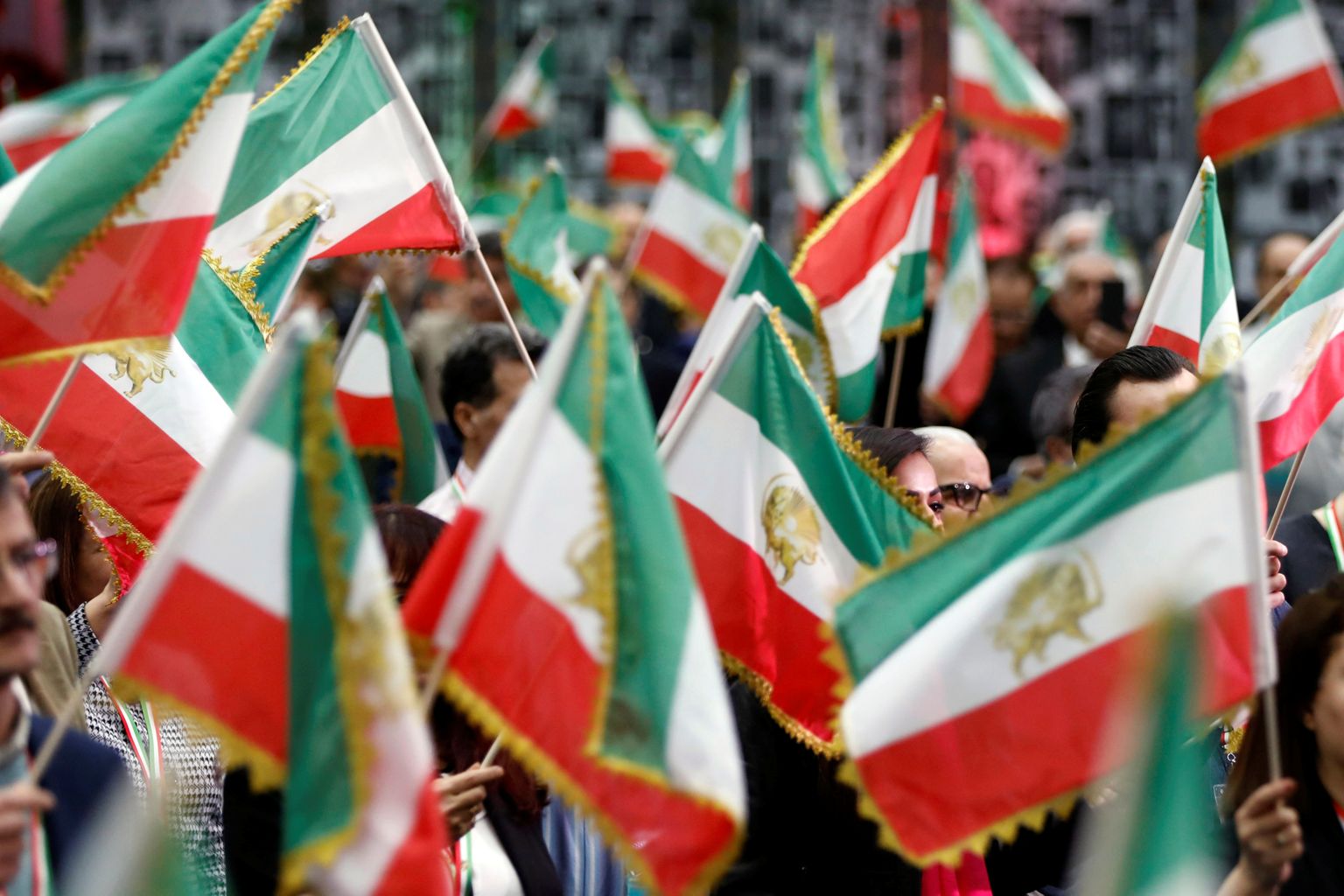 Иранские флаги.