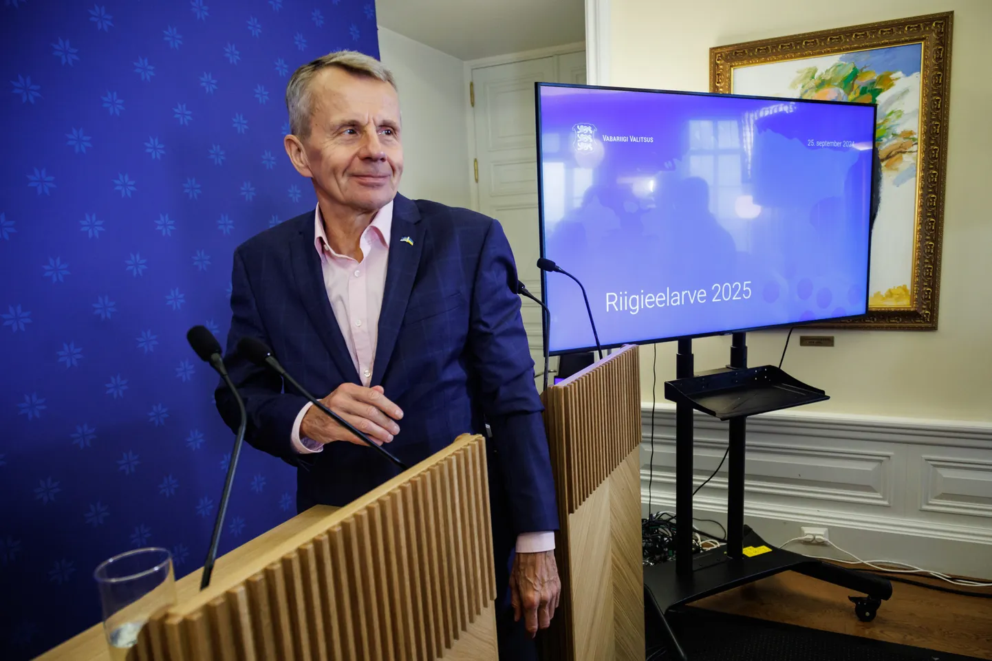 Peaminister Kristen Michal, siseminister Lauri Läänemets, haridusminister Kristina Kallas ja rahandusminister Jürgen Ligi tutvustasid pressikonverentsil 2025. aasta riigieelarvet.