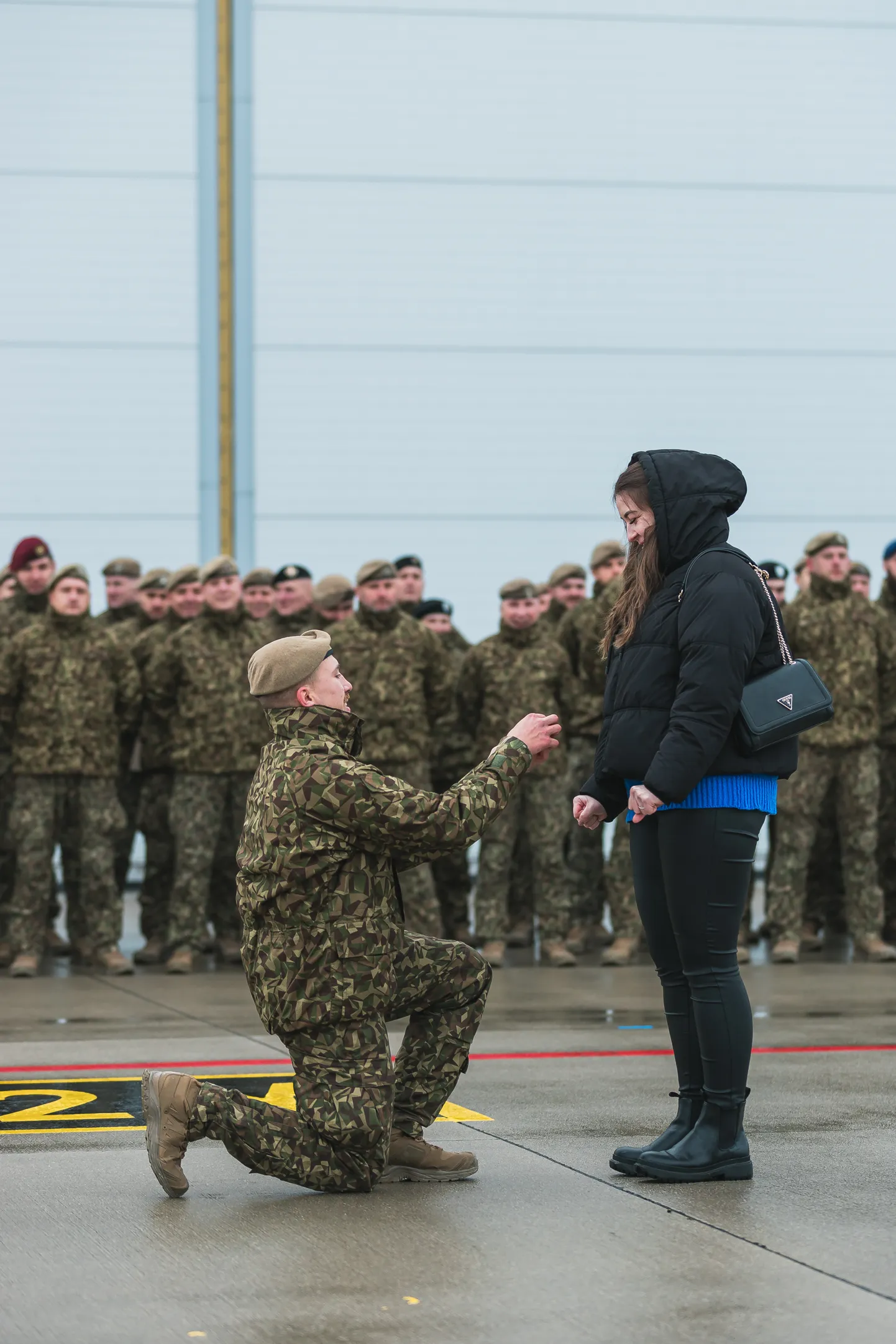 Nacionālo bruņoto spēku Aviācijas bāzē apbalvo Kosovā dienējušos Latvijas karavīrus