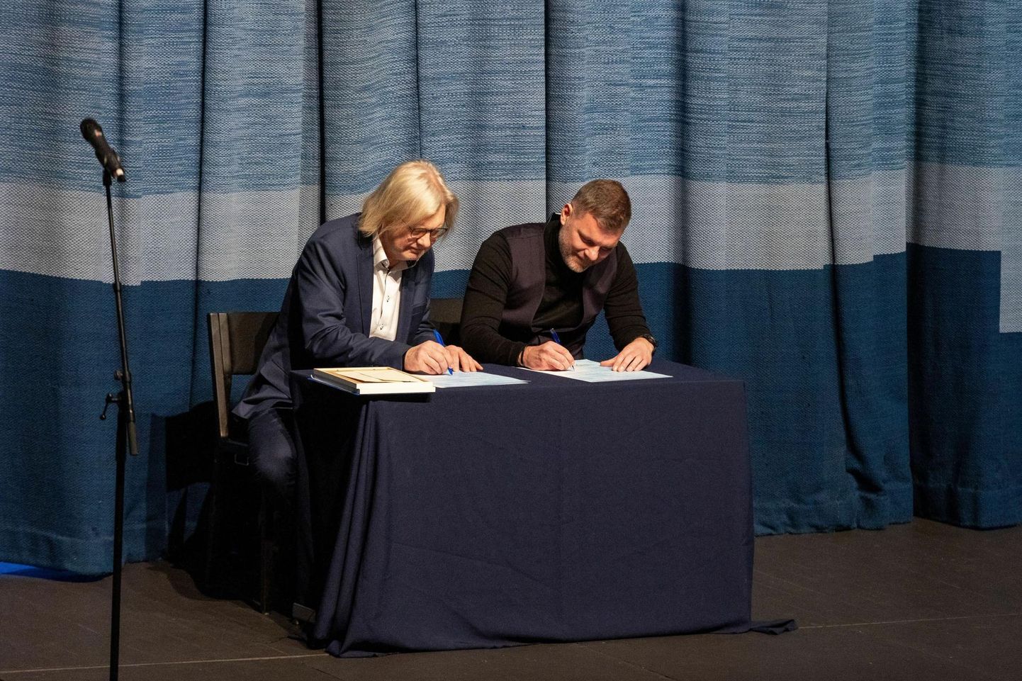 Järvamaa kutsehariduskeskuse direktor Rein Oselin (vasakul) ja Paide linnameeskonna president Veiko Veskimäe allkirjastavad ühise eesmärgi lepingu jalgpalliakadeemia rajamiseks.
