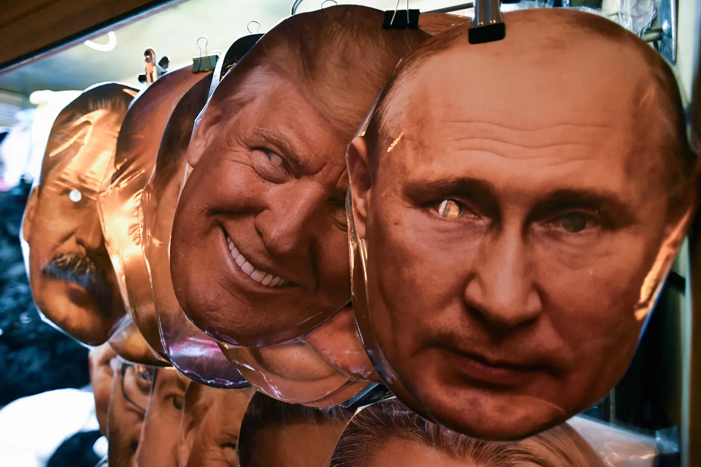 Donald Trumpi ja Vladimir Putinit kujutavad näomaskid müügil Peterburis. 6. november 2024. Foto on illustratiivne.