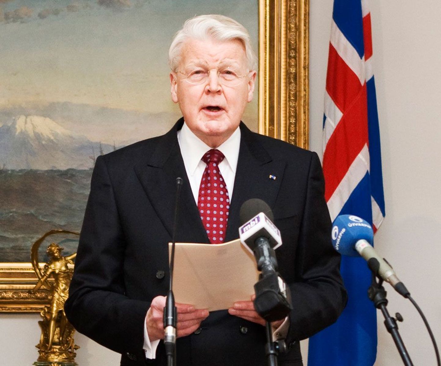 Hollandi ja Suurbritannia valitsust pahandas Islandi presidendi Ólafur Ragnar Grímssoni otsus panna finantskriisi tõttu kokkuvarisenud panga hoiuste hüvitamise küsimus rahvahääletusele.