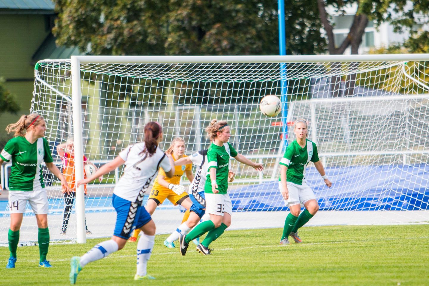 Pärnu jalgpalliklubi ja FC Flora naiskonna vastasseisud on tänavu tuliseks kujunenud, ent pikema õlekõrre on enamikus mängudes tõmmanud pealinna tiim.
