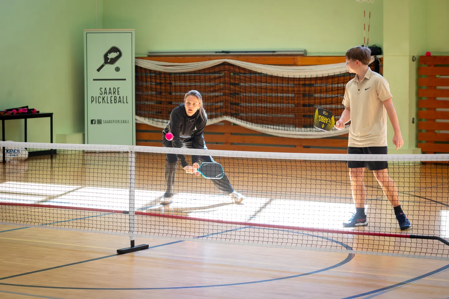 Pickleballi maaletooja Kristiin Mets (vasakul) kutsub kõiki huvilisi liituma, sest juba on tekkinud suurepärane kogukond. Paremal Rasmus Ink.