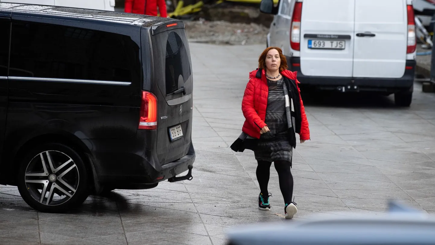 Mailis Reps möönas eelmie aasta lõpus Postimehe otsesaates käies, et kasutas ministeeriumi ametiautot (must kaubik) valel moel.