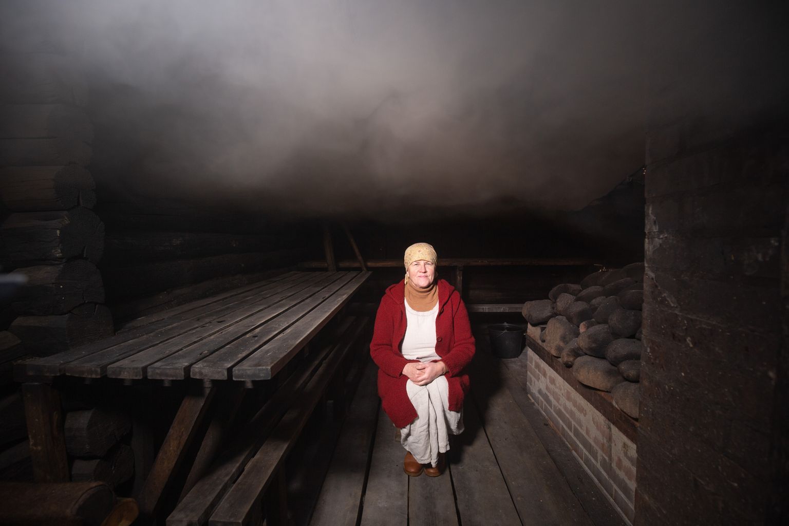 Mooska suitsusaunatalu perenaine Eda Veeroja peab pärimust ja saunakultuuri väga oluliseks ja tutvustab seda meelsasti oma külalistele. Foto: Elmo Riig