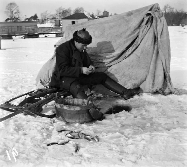 Kalamees Kaivopuisto rannal 1917. aastal