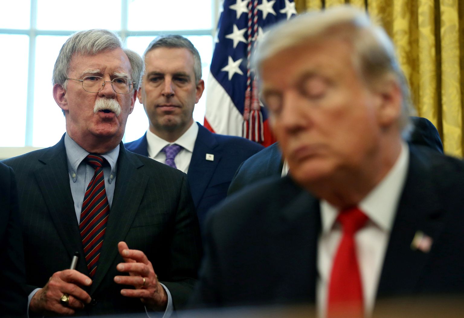 USA president Donald Trump 2019. aasta veeburaris ovaalkabinetis, temast vasakul julgeolekunõunik John Bolton.