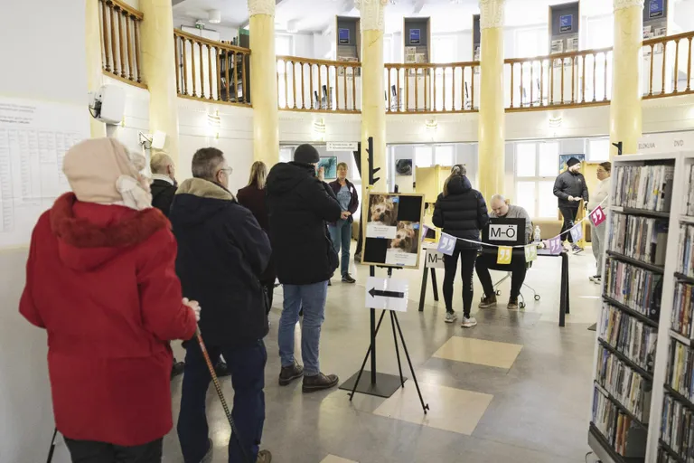 Soome Eduskunna klassikalisel kombel valijad 2. aprillil 2023 järjekorras Helsingis Kallio raamatukogus.