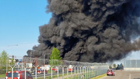 FOTOD JA VIDEOD ⟩ Lasnamäel põleb jäätmejaam, levib mürgine suits