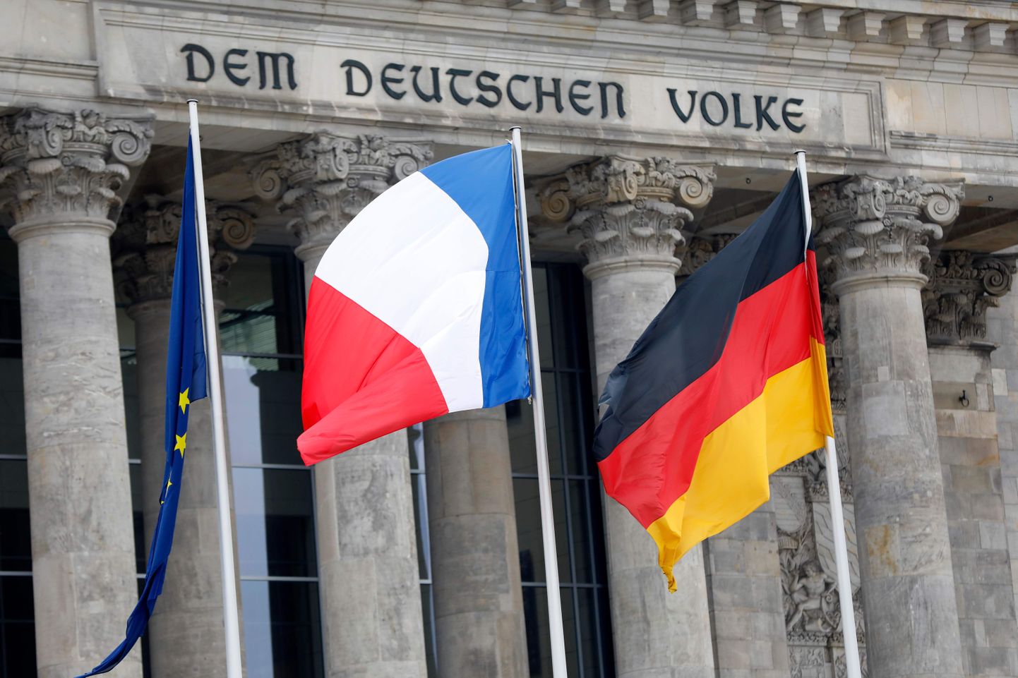 Флаги ЕС, Франции и Германии.