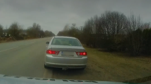 VIDEO ⟩ "Nav dokumenta, ir tikai bilde!" Policija pieķer šoferi, kurš uzrāda vadītāja apliecības fotogrāfiju telefonā