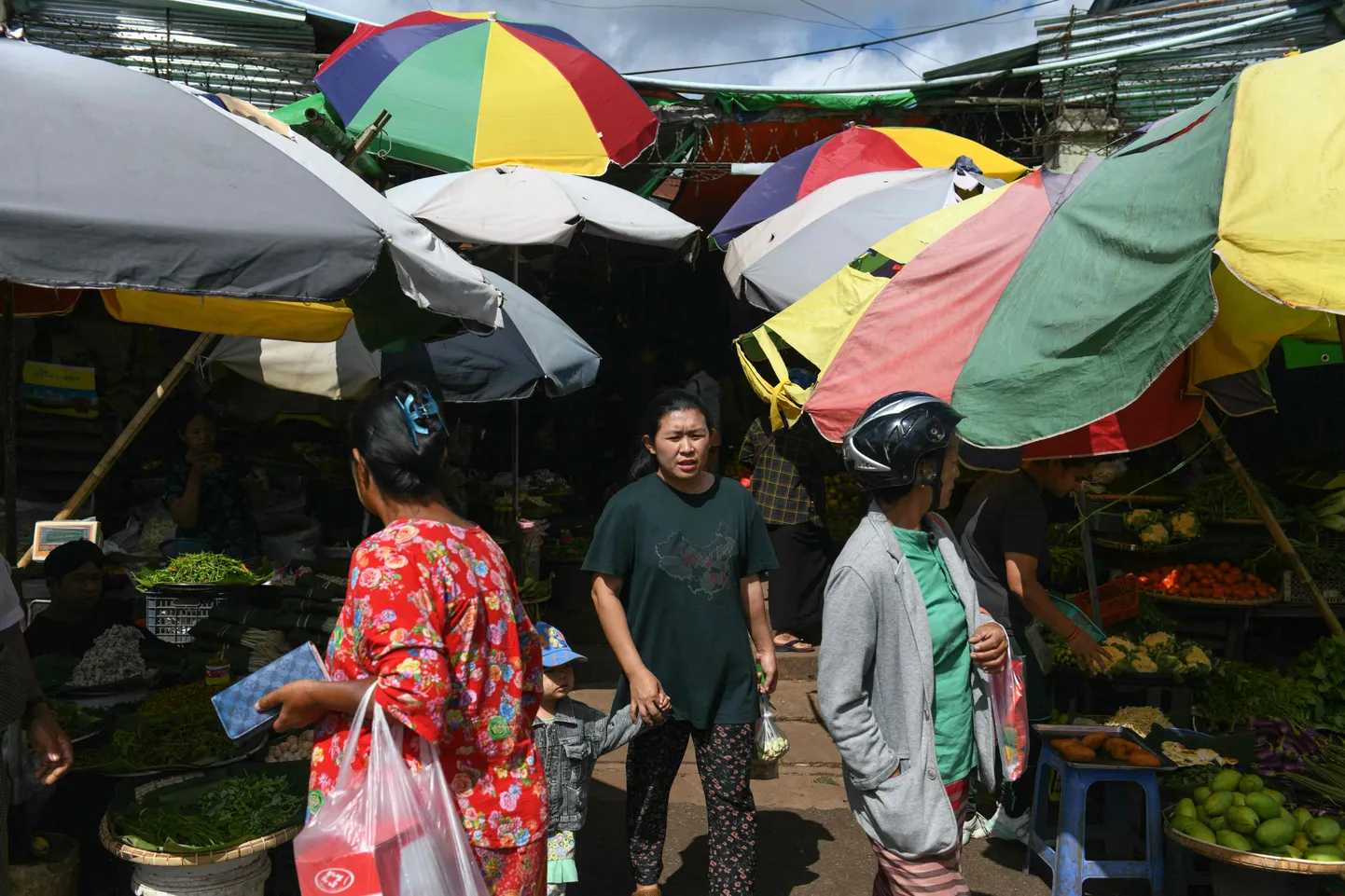 Inimesed Myanmari Mandalay regioonis turul. Riigi elanikest pooled elavad pärast sõjaväelist putši vaesuses.